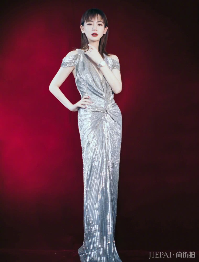 戚薇又换发型了,新发型个性十足,搭配连衣裙美得霸气十足